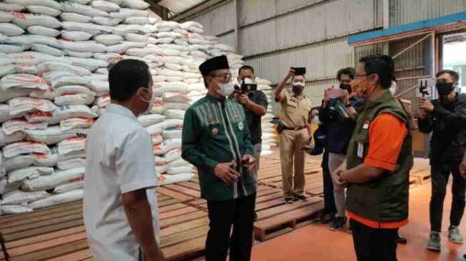 Air Mata Bupati Ciamis Menetes saat Pantau Beras Bantuan untuk Rakyat di Gudang Bulog