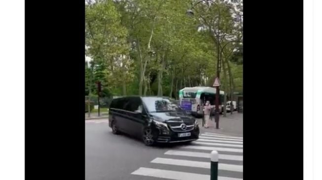 Lionel Messi tiba di markas barunya, klub sepak bola Paris Saint-Germain (PSG) menggunakan Mercedes-Benz V-Class dan pengawalan polisi [Twitter ESPN via video @CanalSupporters].