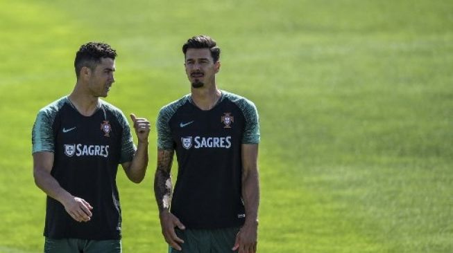 Jose Fonte dan Cristiano Ronaldo saat mengikuti sesi latihan Timnas Portugal di Kualifikasi Euro 2020. (PATRICIA DE MELO MOREIRA / AFP)