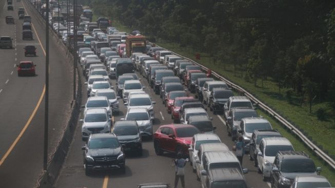 Situasi lalu lintas menuju Jalur Puncak di Tol Jagorawi, Kabupaten Bogor, Jawa Barat, Rabu (11/8/2021). (Antara/M Fikri Setiawan)
