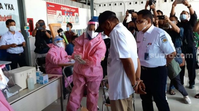 Wali Kota Yogyakarta Haryadi Suyuti meninjau pelaksanaan vaksinasi di Stasiun Tugu Kota Yogyakarta, Rabu (11/8/2021). - (SuaraJogja.id/Muhammad Ilham Baktora)