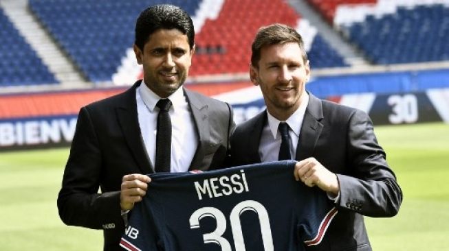 Presiden PSG Nasser Al-Khelaifi memperkenalkan Lionel Messi sebagai pemain baru klub papan Ligue 1 tersebut di Parc des Princes, Rabu (11/8/2021). [AFP]