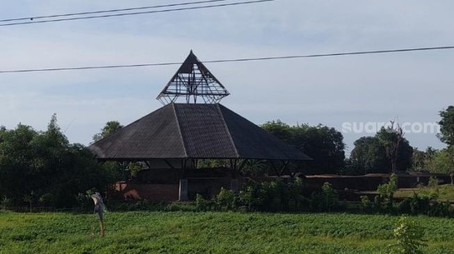 Bangunan utama di Benteng Somba Opu. Tempat Raja Sultan Hasanuddin bermukim. Kini bangunan tersebut rusak, tidak terpelihara [SuaraSulsel.id / Lorensia Clara Tambing] 