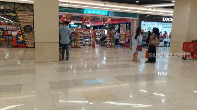 Suasana di Mal Kota Kasablanka atau Mal Kokas, Jakarta Selatan, di masa perpanjangan PPKM Level 4, Rabu (11/8/2021). [Suara.com/Yaumal Asri Adi Hutasuhut]