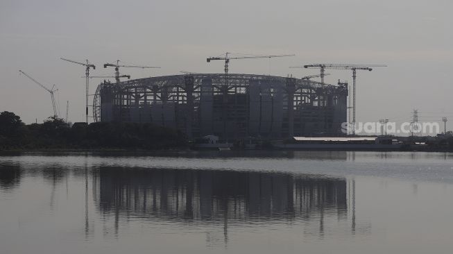 Suasana pembangunan Jakarta International Stadium (JIS) di tepi Danau Cincin, Papanggo, Tanjung Priok, Jakarta, Kamis (12/8/2021). [Suara.com/Angga Budhiyanto]