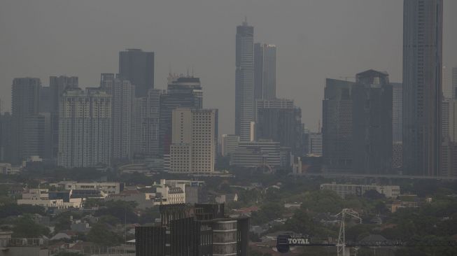 Kabut polusi udara menyelimuti gedung-gedung di Jakarta, Rabu (11/8/2021). ANTARA FOTO/Aditya Pradana Putra