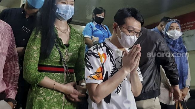 Dokter Richard Lee (tengah) menjawab pertanyaan dari awak media usai dibebaskan oleh pihak kepolisian di Polda Metro Jaya, Jakarta, Kamis (12/8/2021) malam. [Suara.com/Ismail]