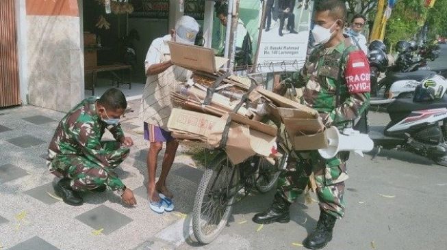 Danramil Lamongan Lamongan Kota Lari Kejar Tukang Rongsokan untuk Beri Bantuan