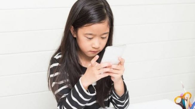 Psikolog Ingatkan Screen Time Berlebih Bisa Sebabkan Speech Delay Pada Anak, Perkembangan Otak Terganggu!