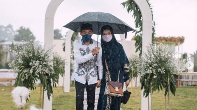 Potret Mesra Ustaz Syam dan Istri. (Instagram/@jihan.gazzali)