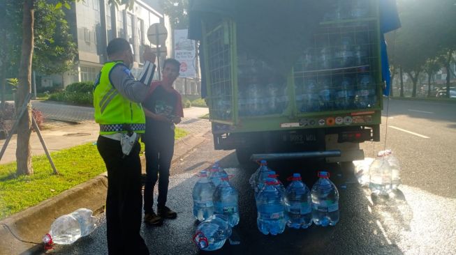 Polisi tengah menggali keterangan terhadap sopir pengangkut galon terkait insiden Virnie Ismail kecelakaan sepeda di Jalan Boulevard Bintaro, Pondok Aren, Kota Tangerang Selatan, Kamis (12/8/2021) pagi. [Dok. Polsek Pondok Aren]