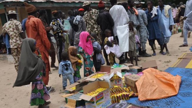 Pemberontak Boko Haram yang menyerah dapat bantuan Indomie. (Facebook/NigerianArmy)