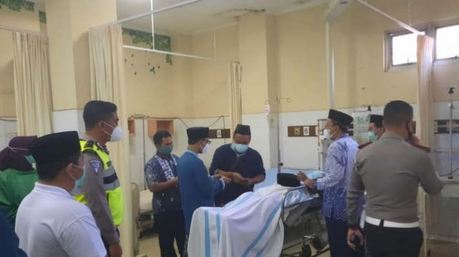 Petugas memeriksa kondisi Ketua MUI KH Miftachul Akhyar yang dirawat di RSUD Salatiga usai kecelakaan di tol Semarang-Solo, Kamis.