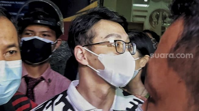 Dokter Richard Lee (tengah) bergegas usai dibebaskan oleh pihak kepolisian di Polda Metro Jaya, Jakarta, Kamis (12/8/2021) malam. [Suara.com/Ismail]