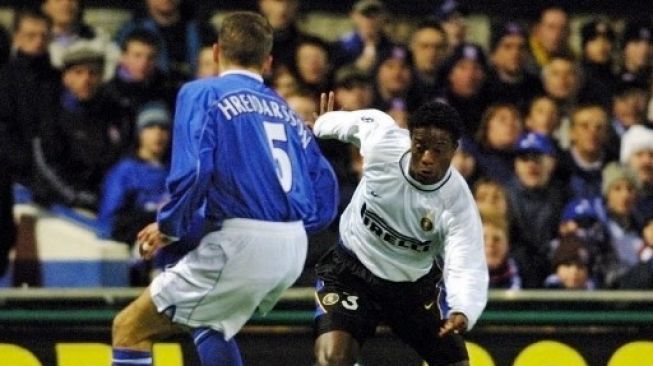 Aksi Mohamed Kallon bersama Inter Milan. (ADRIAN DENNIS / AFP)