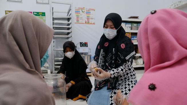 Sukses Jadikan Ponpes Inkubator Santripreneur, Semen Gresik Dorong Lathifah ke WEPs Awards