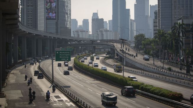 
Sejumlah kendaraan bermotor melintasi Jalan Gatot Subroto di Jakarta, Rabu (11/8/2021).  ANTARA FOTO/Aditya Pradana Putra