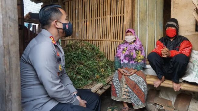 Rumah Dibakar hingga Tinggal Satu Atap dengan Kandang Domba, Mak Kokom Didatangi Polisi