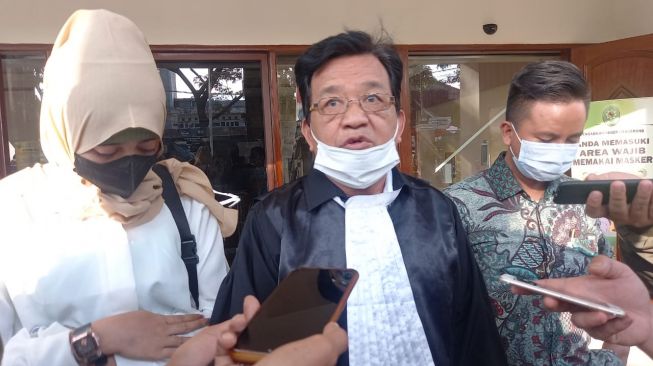 Kuasa Hukum Cynthiara Alona, Halim Darmawan memberi ketaranga kepada awak media, Kamis (12/7/2021) [suara.com/Muhammad Jehan Nurhakim]