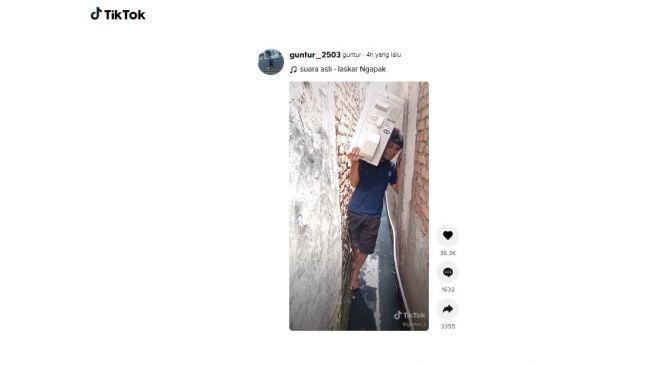 Perjuangan tukang ac lewat selokan. [TikTok]