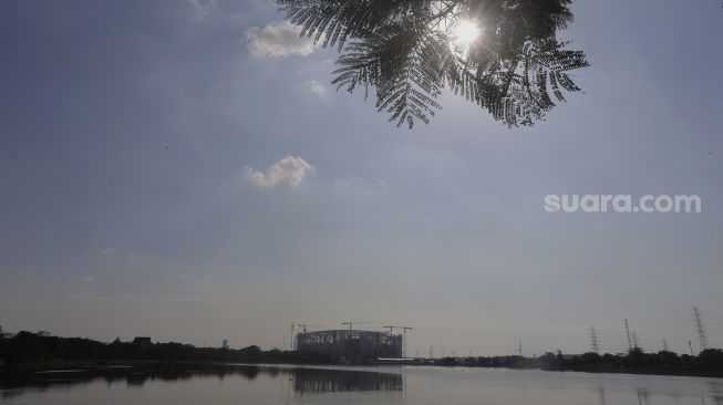 Suasana pembangunan Jakarta International Stadium (JIS) di tepi Danau Cincin, Papanggo, Tanjung Priok, Jakarta, Kamis (12/8/2021). [Suara.com/Angga Budhiyanto]