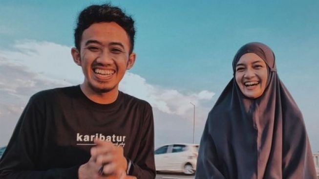 Potret Mesra Ustaz Syam dan Istri. (Instagram/@syam_elmarusy)