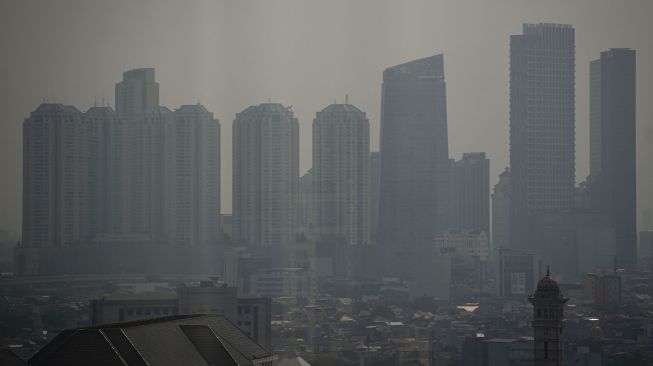 Kabut polusi udara menyelimuti gedung-gedung di Jakarta, Rabu (11/8/2021). ANTARA FOTO/Aditya Pradana Putra