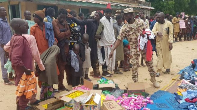 Pemberontak Boko Haram yang menyerah dapat bantuan Indomie. (Facebook/NigerianArmy)