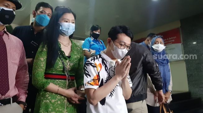 Dokter Richard Lee 9tengah) didampingi istri dan pengacara di Polda Metro Jaya. dr Richard dibebaskan polisi pada Kamis (12/8/2021) malam. [Ismail/Suara.com]