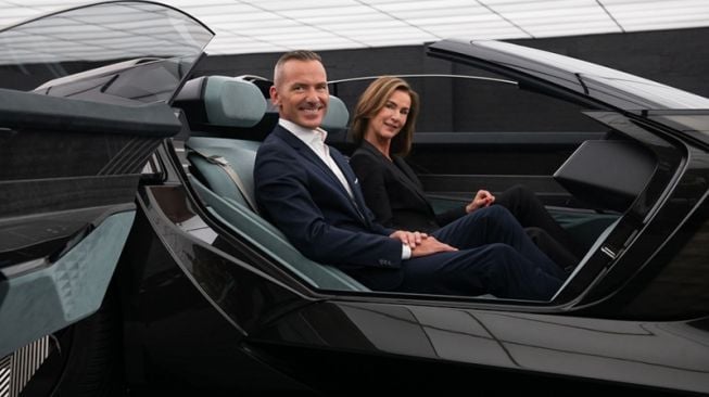 Henrik Wenders, Head of Brand Audi Skysphere dan Hildegard Wortmann, Member of the Board of Management Sales and Marketing Audi bersama produk terbaru Audi Skyspere Concept [Audi via ANTARA].