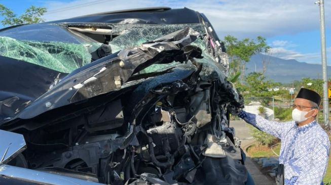 Mobil yang ditumpangi Ketua Umum Majelis Ulama Indonesia (MUI) KH Miftachul Akhyar mengalami kecelakaan di Tol Semarang pada Kamis (12/8/2021) pagi. (Foto dok. Humas MUI)