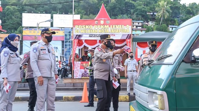 Jelang Penyelangaraan PON, Kakorlantas Cek Vaksinasi Bagi Sopir di Papua