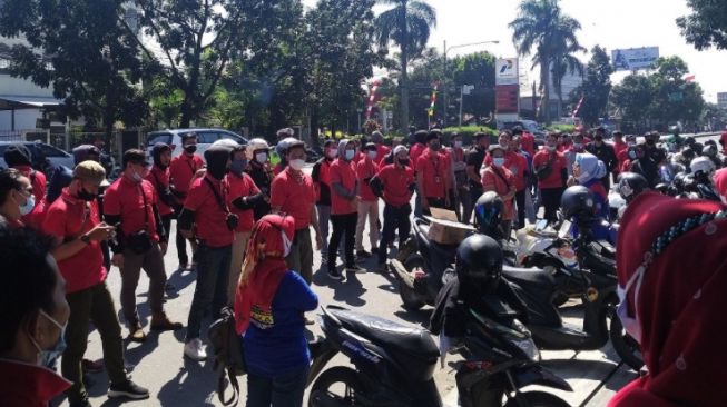 Kecewa Sering Didenda, Puluhan Kurir Geruduk Kantor J&T Express