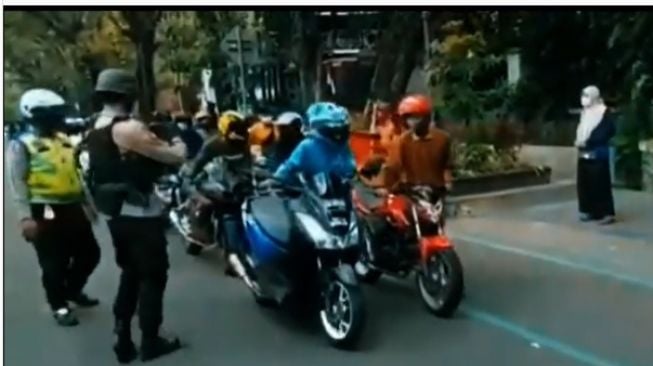 Potret Konvoi Motor yang Ramah Lingkungan, Dikawal Langsung Mobil Patwal