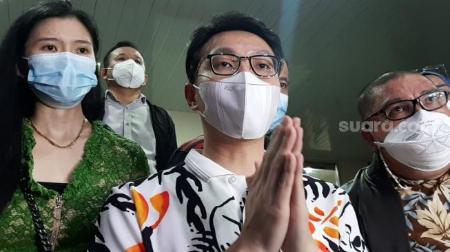 Dokter Richard Lee 9tengah) didampingi istri dan pengacara di Polda Metro Jaya. dr Richard dibebaskan polisi pada Kamis (12/8/2021) malam. [Ismail/Suara.com]