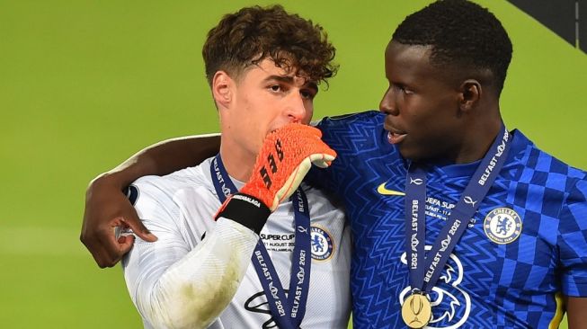 Kiper Chelsea, Kepa Arrizabalaga (kiri) usai membawa timnya menang adu penalti atas Villarreal dalam laga Piala Super Eropa 2021. [Paul ELLIS / AFP]