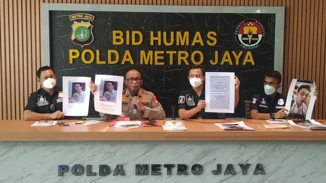 Kabid Humas Polda Metro Jaya Kombes Pol Yusri Yunus menegaskan penangkapan terhadap dokter Richard Lee tidak terkait kasus pencemaran nama baik terhadap Kartika Putri. (Suara.com/M. Yasir)