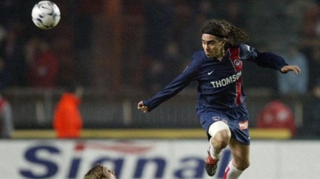 Juan Pablo Sorin saat berseragam Paris Saint-Germain. (JACQUES DEMARTHON / AFP)