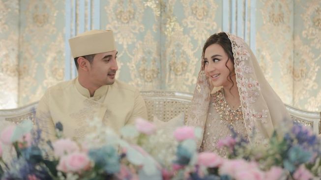 Ali Syakieb dan Margin Winaya di acara empat bulanan. [Instagram]