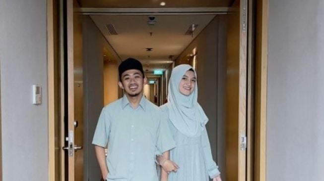 Potret Mesra Ustaz Syam dan Istri. (Instagram/@syam_elmarusy)