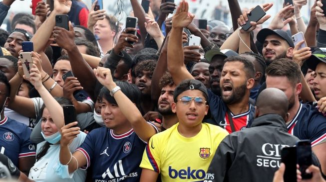 Fans dengan kersey Barcelona sambut Messi di Paris. (Reuters)