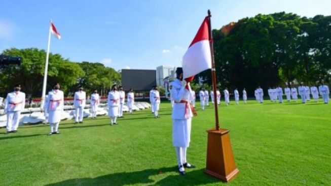 Presiden Jokowi mengukuhkan 68 pelajar SMA menjadi Anggota Pasukan Pengibar Bendara Pusaka atau Paskibraka di halaman Istana Merdeka, Jakarta, pada Kamis, 12 Agustus 2021 [SuaraSulsel.id / Sekretariat Presiden RI]