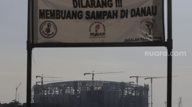 Suasana pembangunan Jakarta International Stadium (JIS) di tepi Danau Cincin, Papanggo, Tanjung Priok, Jakarta, Kamis (12/8/2021). [Suara.com/Angga Budhiyanto]