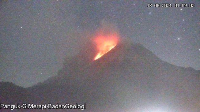 Gunung Merapi Kembali Luncurkan Awan Panas Guguran Sejauh 2 Kilometer