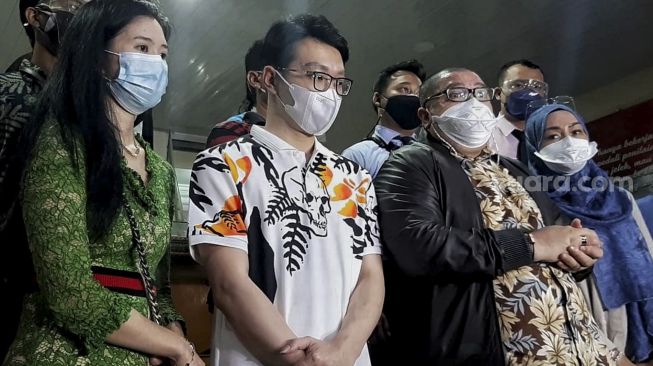 Dokter Richard Lee (kedua kiri) menjawab pertanyaan dari awak media usai dibebaskan oleh pihak kepolisian di Polda Metro Jaya, Jakarta, Kamis (12/8/2021) malam. [Suara.com/Ismail]