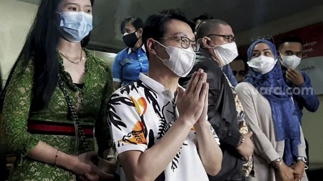 Dokter Richard Lee (kedua kiri) menjawab pertanyaan dari awak media usai dibebaskan oleh pihak kepolisian di Polda Metro Jaya, Jakarta, Kamis (12/8/2021) malam. [Suara.com/Ismail]