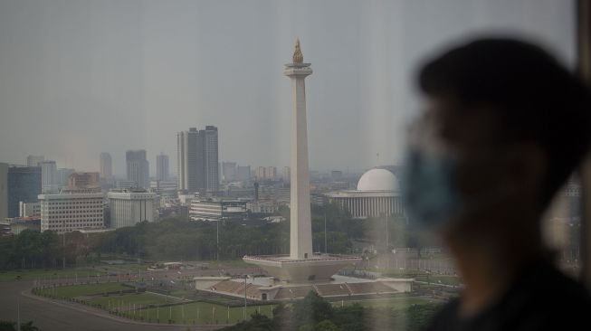 Kabut polusi udara menyelimuti gedung-gedung di Jakarta, Rabu (11/8/2021). ANTARA FOTO/Aditya Pradana Putra