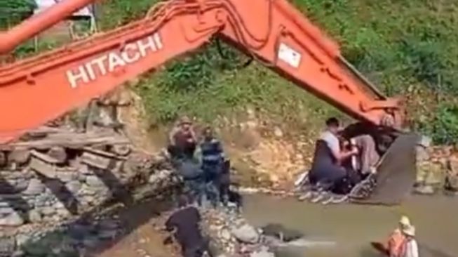 Heboh Ibu Muda di Lebak Nyeberang Pakai Eksavator usai Melahirkan