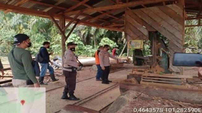 Polisi Pasang Garis Polisi di Tiga Sawmil di Pangkalan Indaruang Kuansing
