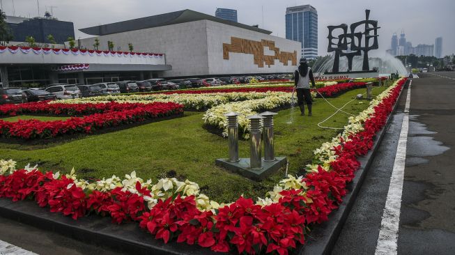 Pekerja melakukan persiapan di Gedung Nusantara, Kompleks Parlemen, Senayan, Jakarta, Jumat (13/8/2021). [ANTARA FOTO/Galih Pradipta]